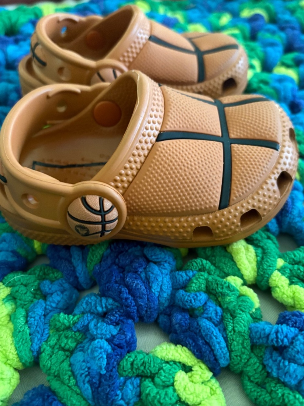 Toddler basketball Crocs - Picture 2 of 4